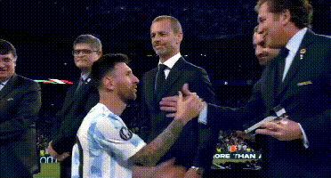 尽一切努力帮助劳塔罗破门（3-0后！阿根廷多人剪球网，34岁巨星2年决赛都进球，梅西做不到）