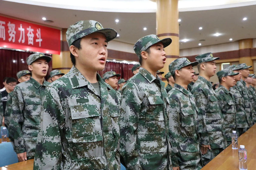 大学生“应征入伍”，2年能拿到多少补助？想参军的还需提前了解