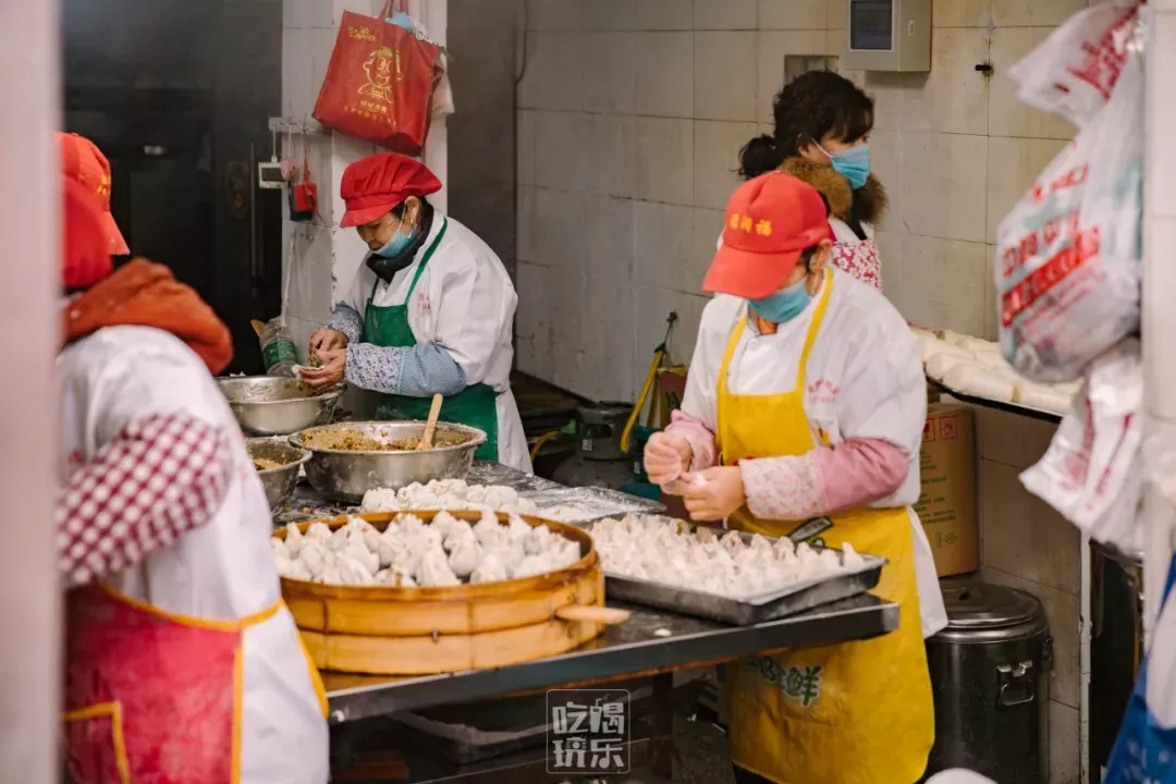 论排队，我只服武汉这几家藏在路边的美食店