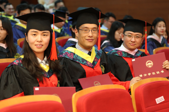 上海应届生落户条件，共需要72分，985、211,外语等都是加分项