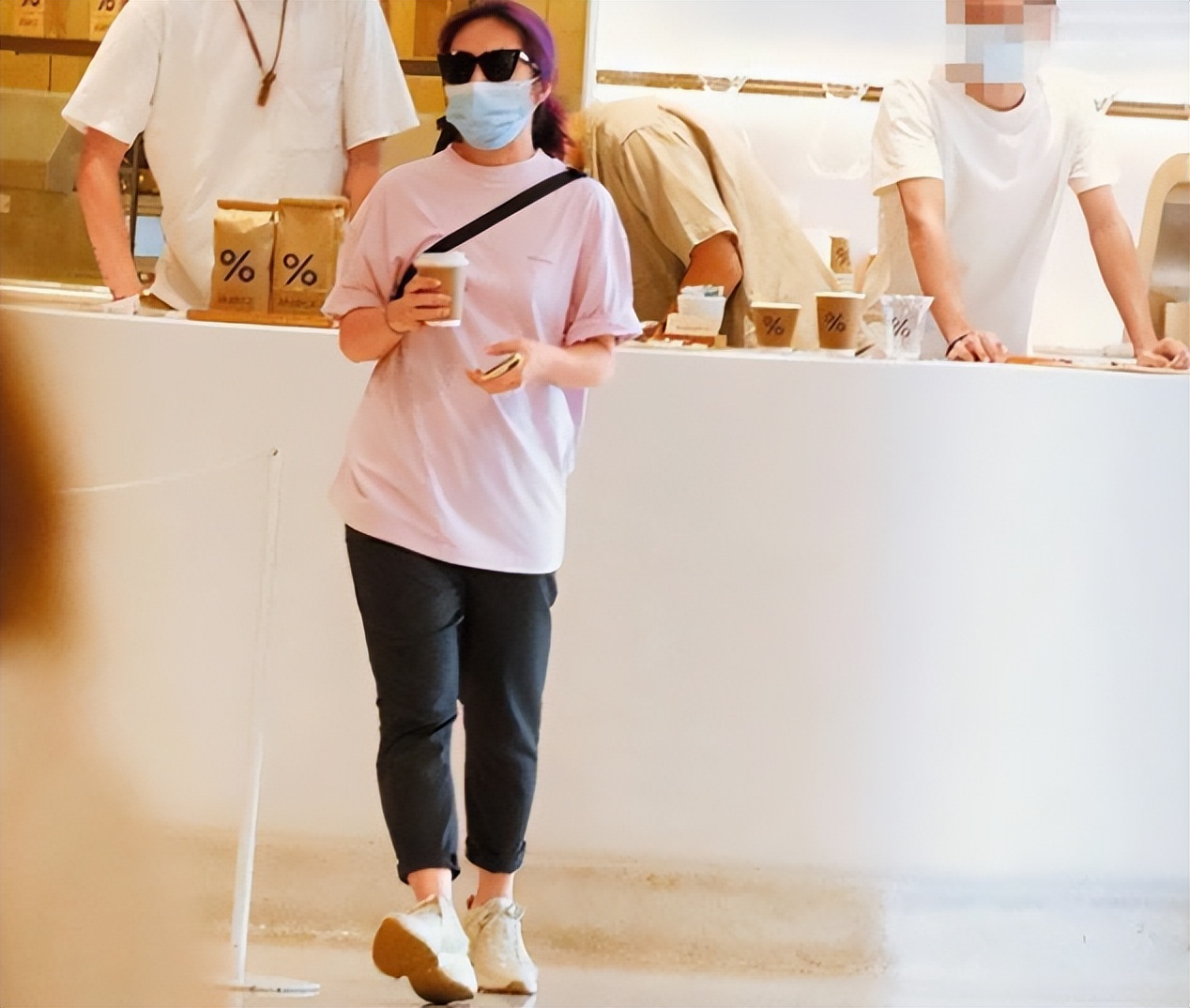 痘痘脸、赘肉、五五分！生图里的女星，让我看见了人间真实