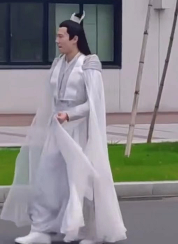 《与凤行》造型要翻车？配角路透被嘲，网友翻出造型师旧作更心凉