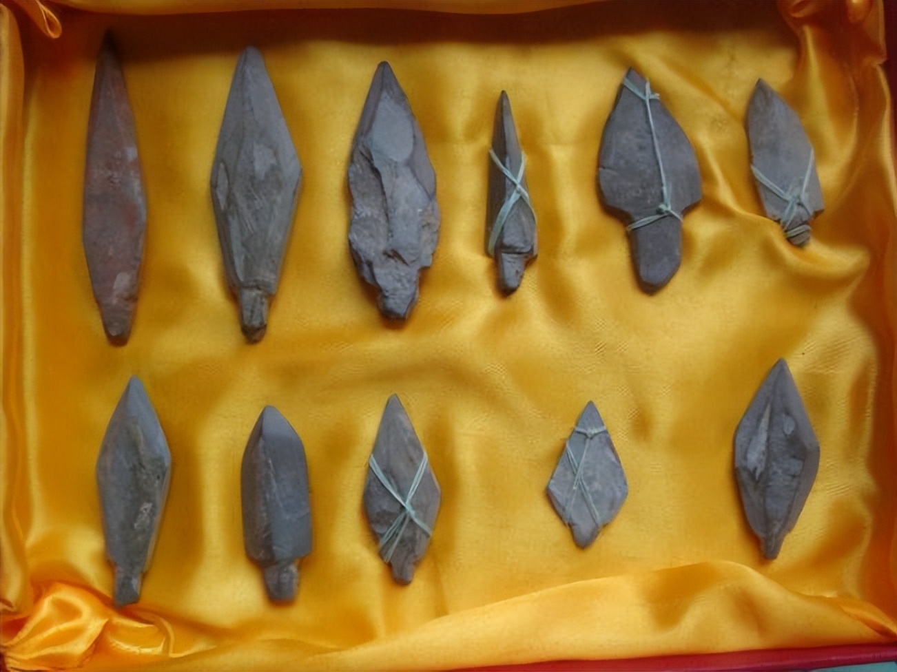 器类简单,一器多用为其特点;到了旧石器时代的晚期,石器趋于小型化和