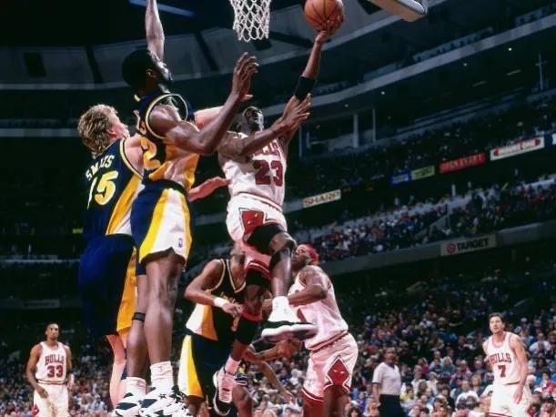 乔丹效力过多少支球队（美媒列出乔丹职业生涯最伟大的十个赛季，哪个赛季最容易被超越）