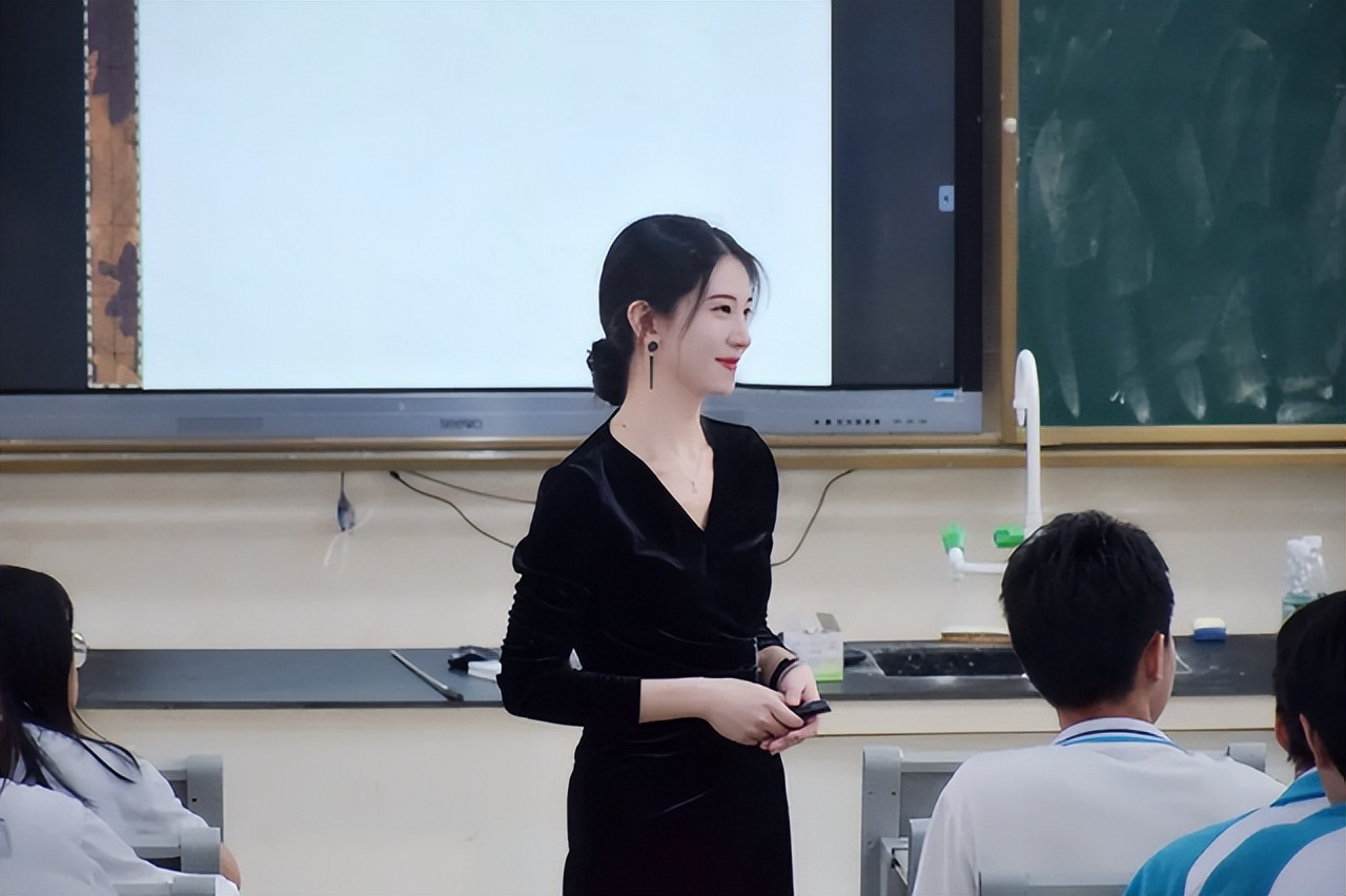 惊艳老师的神仙作文开头与结尾(河南二本大学美女老师火了,长相惊艳了