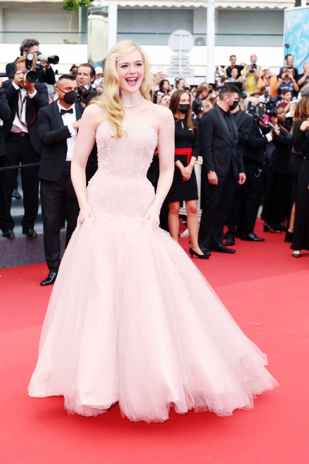 仙女来了!艾丽·范宁一袭仙女裙亮相活动,开怀大笑的样子超级甜