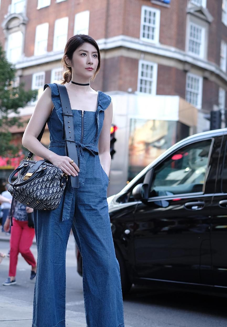 奔五的陈慧琳好懂“扮嫩”，穿的裤子看着简单，却减龄到显幼稚