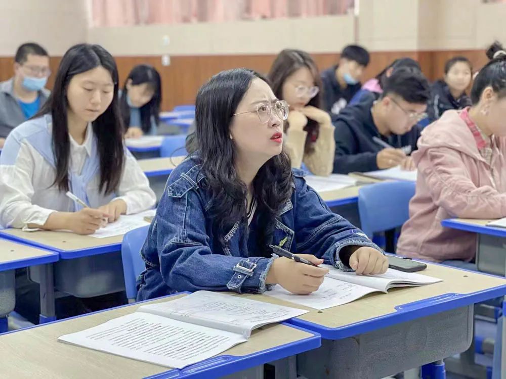 解读课标明要旨 赋能课堂向未来｜东升迎春小学学习解读“新课标”