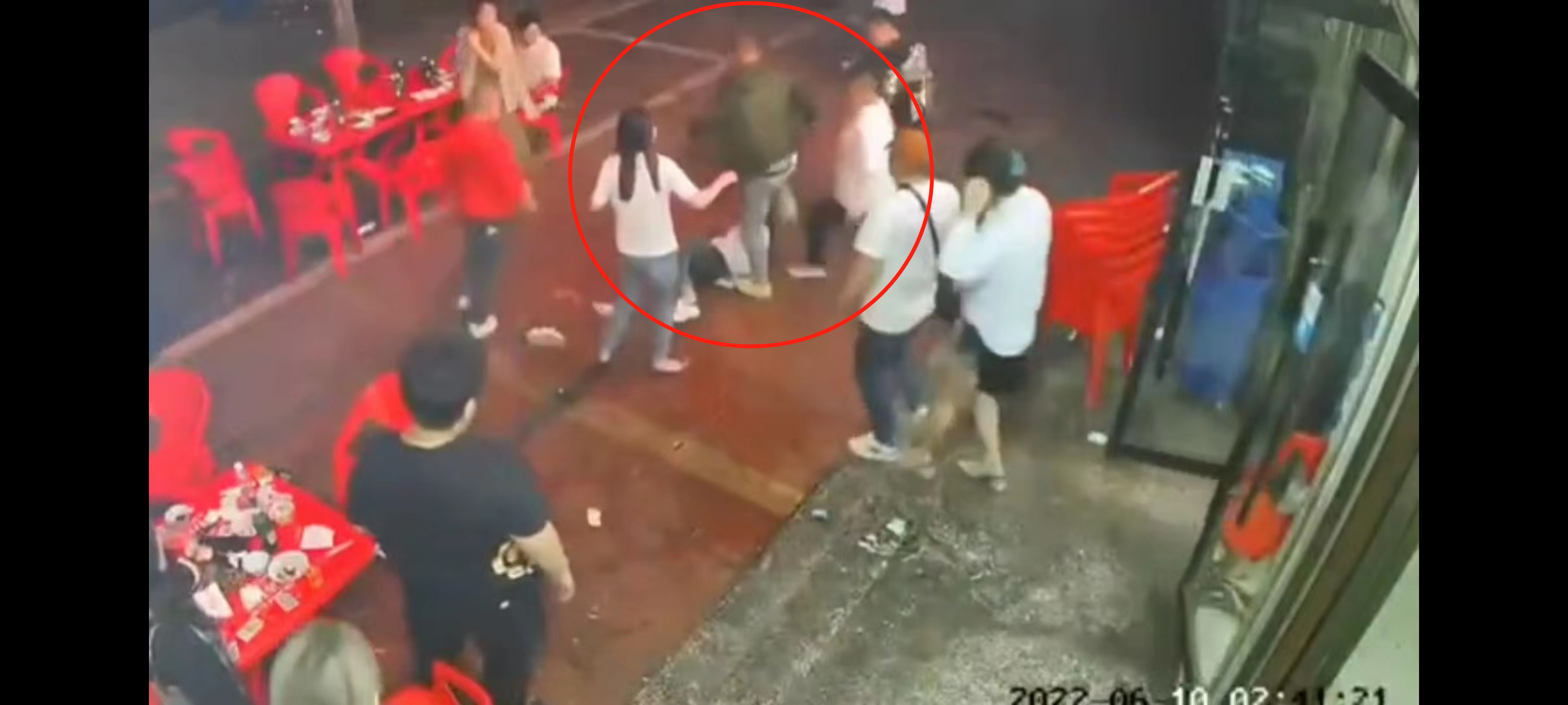 “唐山烧烤店”细节，同伙均为暴戾之徒，手段令人发指