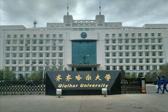 考研名师张雪峰，“狂黑”自己家乡的大学，扬言不用复习也能考上