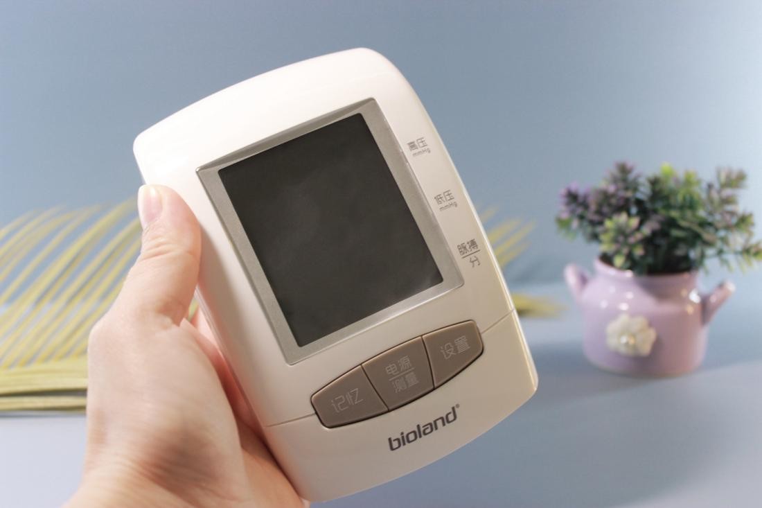 大屏显示加大声播报，简单易操作爱奥乐智能血压计使用体验
