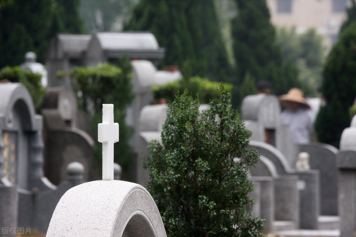 公墓使用年限为20年，期满了怎么处理，特别是那些膝下无子之人？