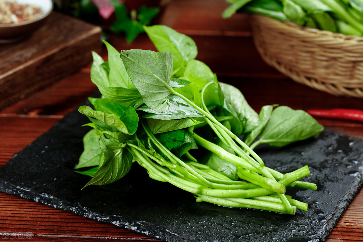 红薯叶在生活中,也是深受食客喜爱的一种绿叶蔬菜,红薯叶吃起来清脆