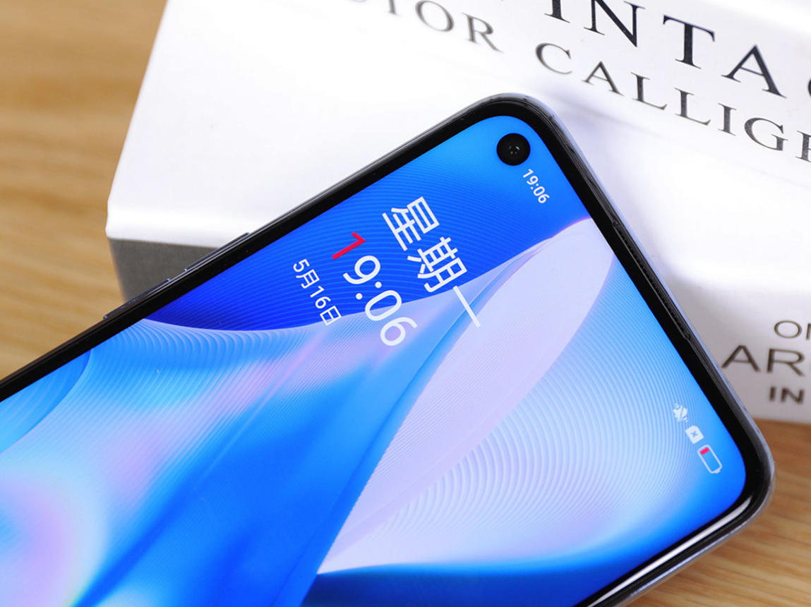 同样搭载“天玑8100”，两款手机却相差2000元，贵就一定好吗？