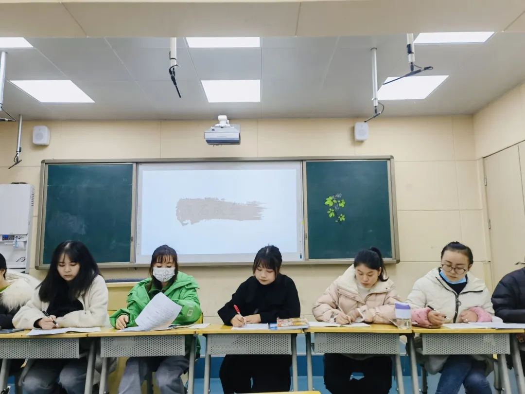 立足专题教研，打造高效课堂——新兴小学青年教师教研成果展示