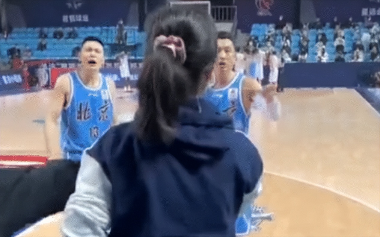 cba北京隊為什么被罵（CBA爭議記者爆料！首鋼違規不吹，晃籃筐+擾亂賽場，裁判被降格）