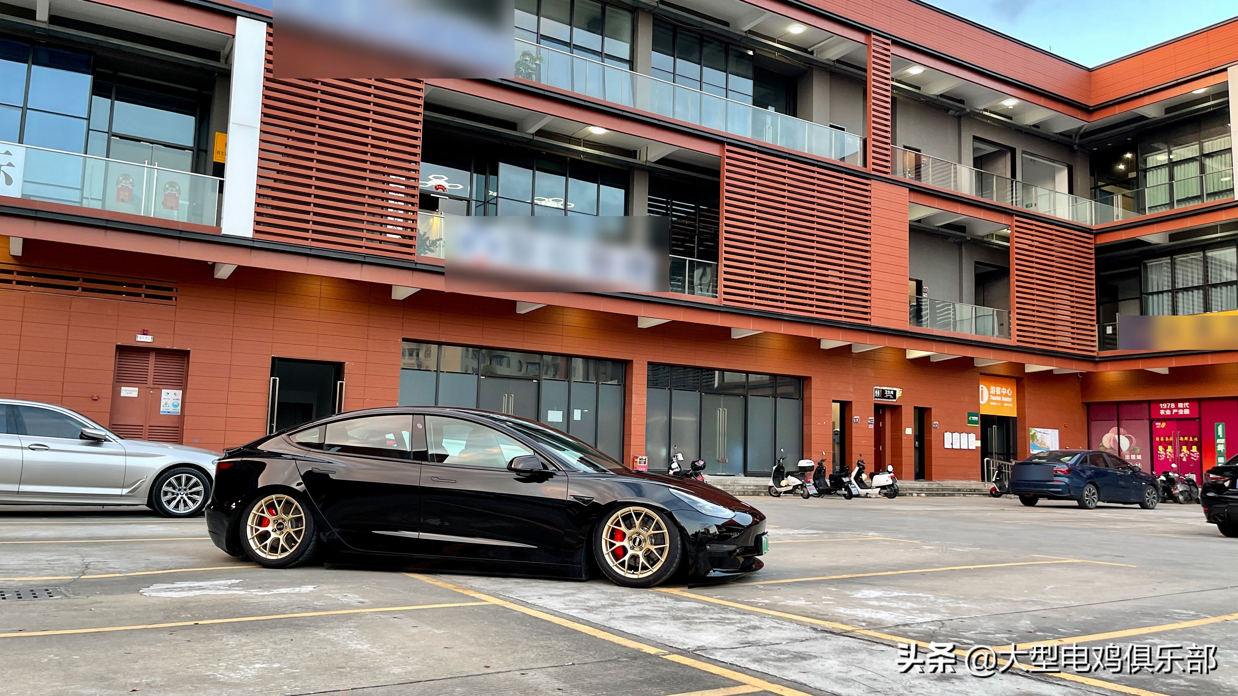 黑色特斯拉model3 | 改装气动避震&金色锻造轮毂