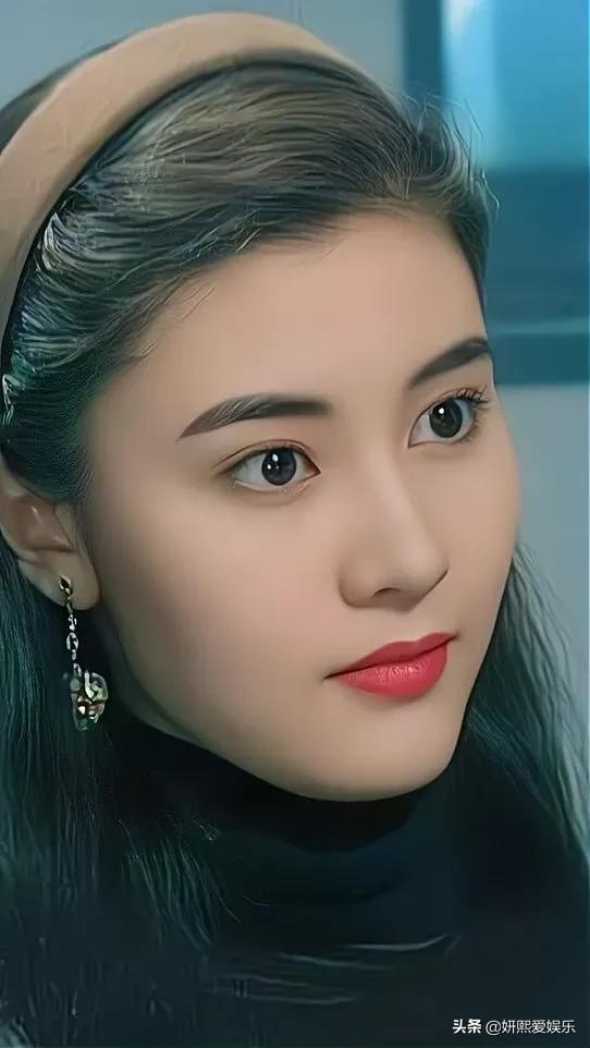最美的港姐李嘉欣，明艳精致，漂亮大气