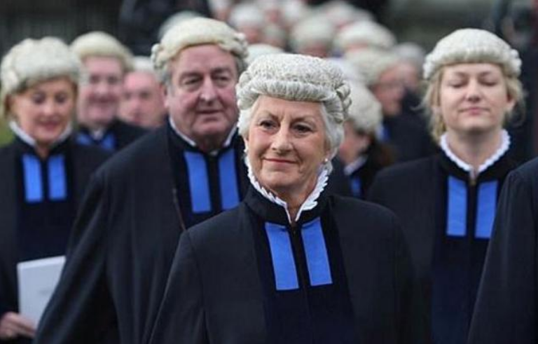 香港已回归24年，为何还脱不掉“滑稽”的假发？是时候摘下了