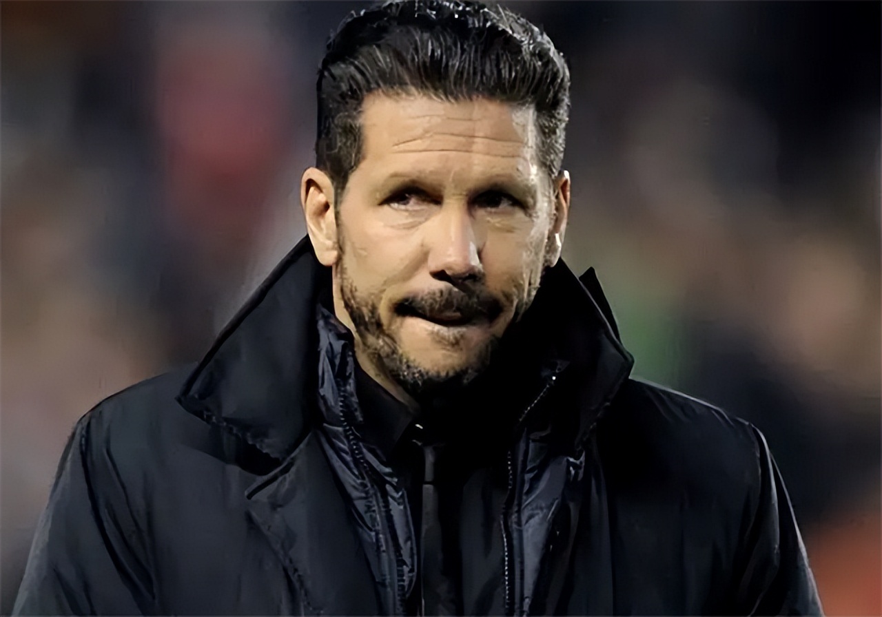 世界杯老头图片(20年马拉多纳60大寿的最后露面:走路踉跄,3天后因头部