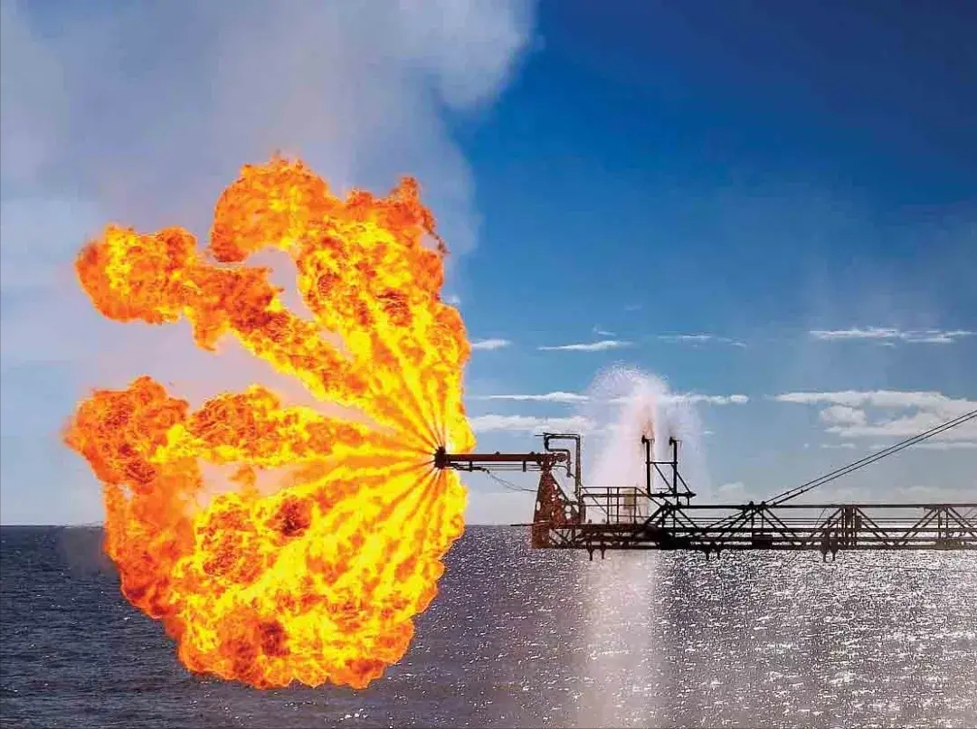 开采石油时，为何有个管道一直喷火？难道不怕引起危险吗？