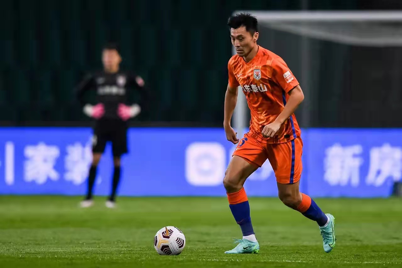 当郑铮感恩能在伟大的泰山俱乐部踢球时,建哥有些不太明白还有人放弃