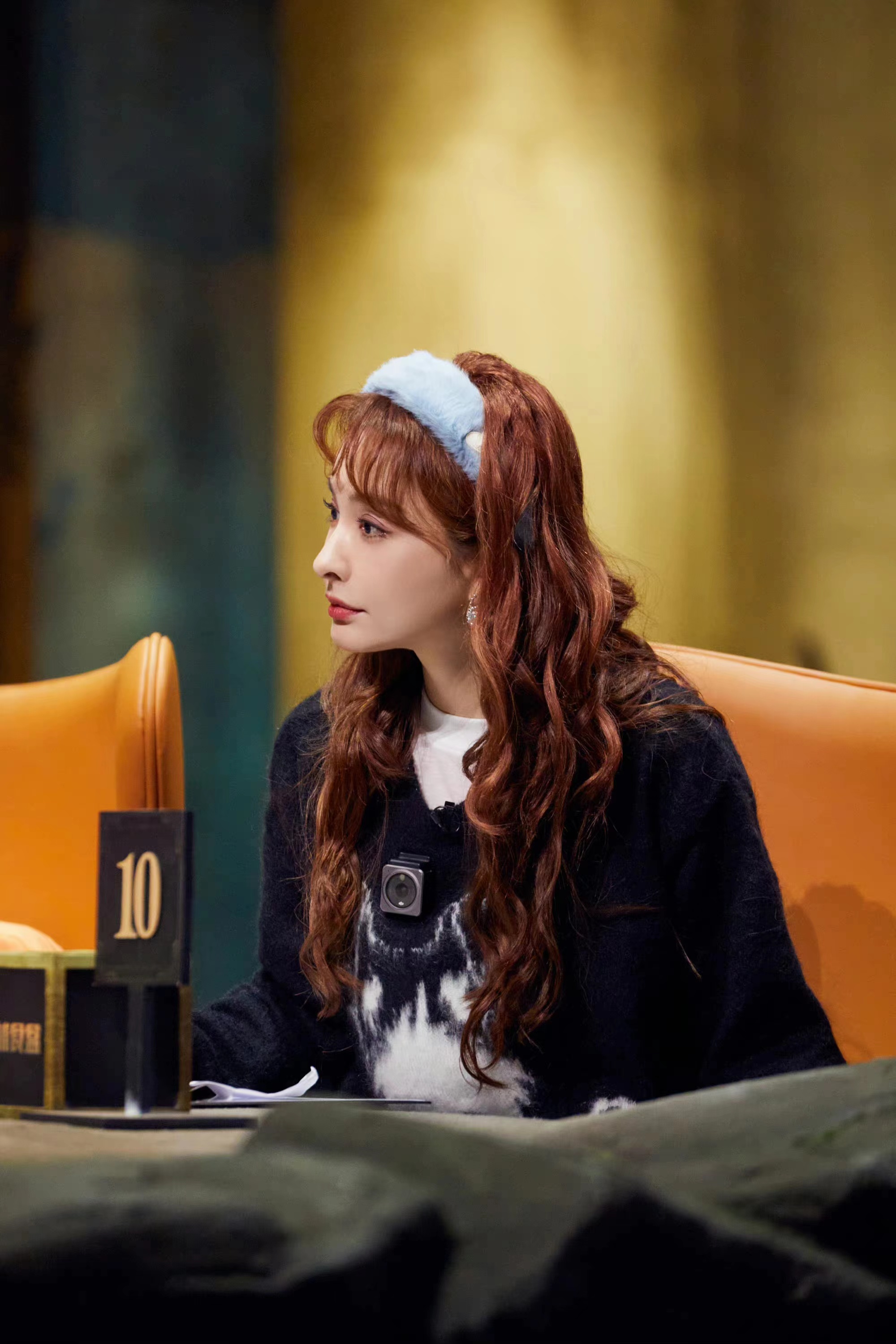 吴昕《大侦探8》新造型来袭,波浪卷长发配毛绒发箍,时髦洋气!