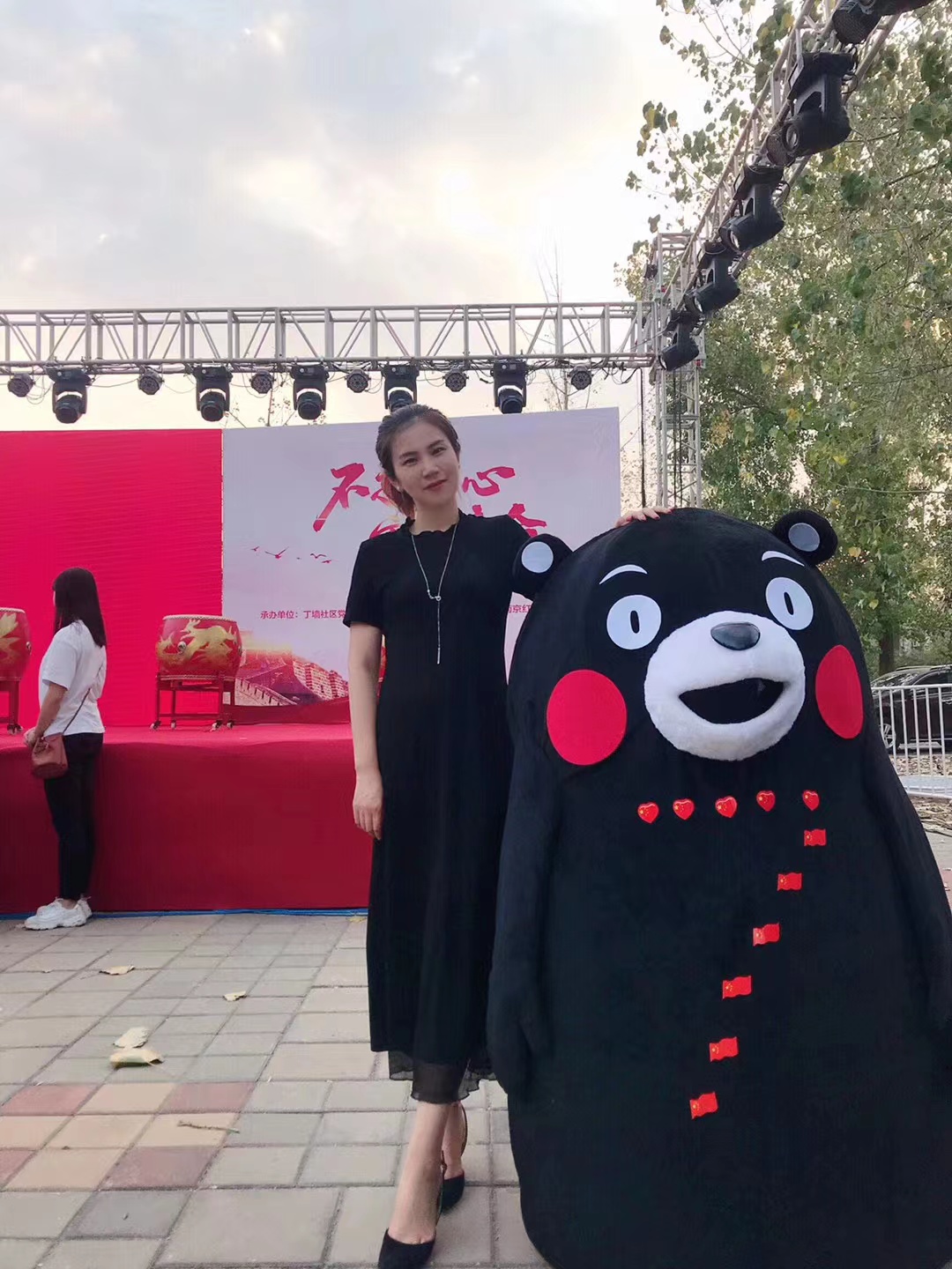 南京姑娘帮留守儿童实现生日愿望，和流动儿童一起做“百家粥”