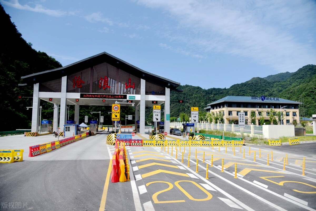 武天高速武汉至汉川段,桥隧比高达90%,每公里造价接近3亿