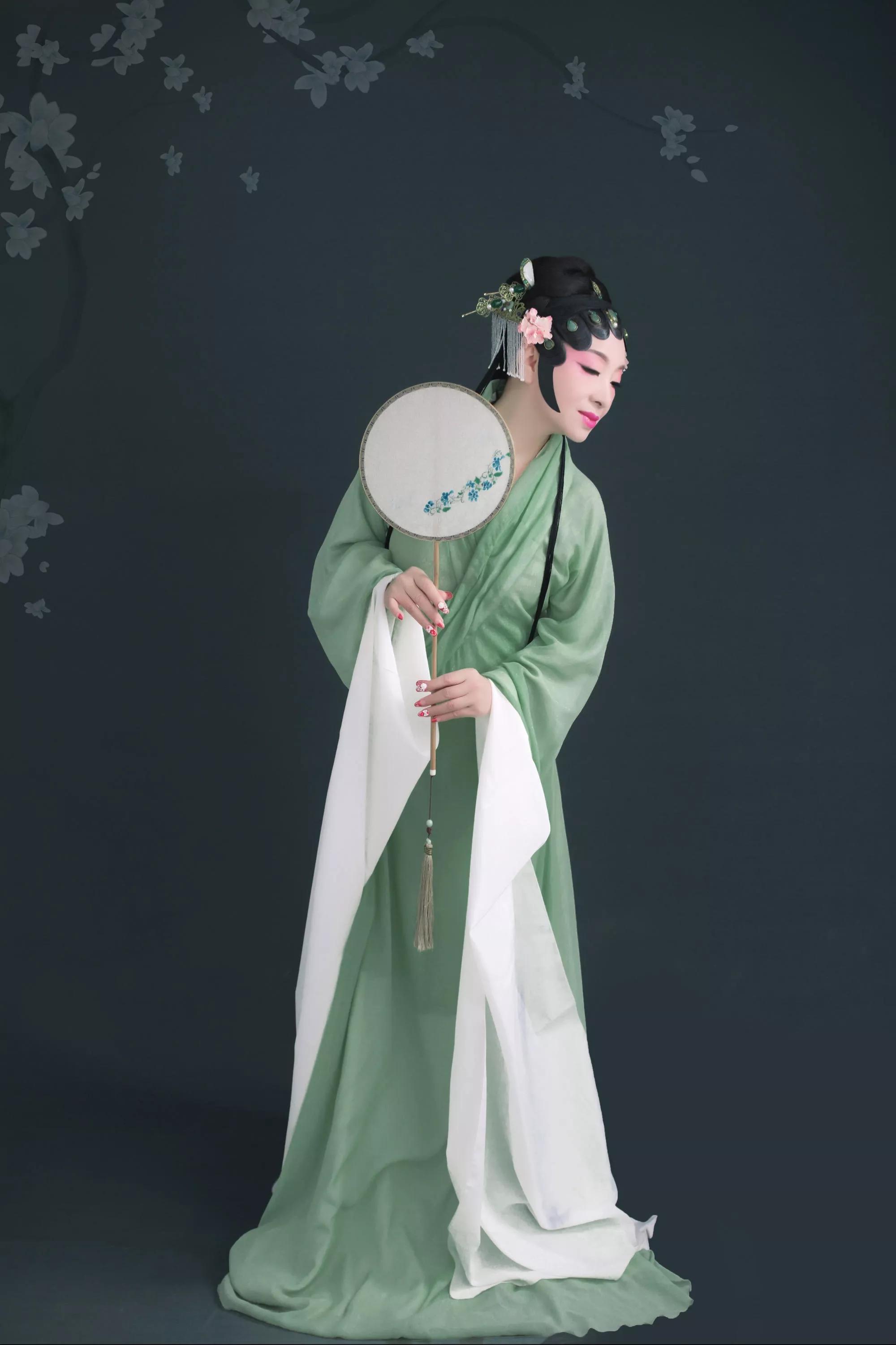 一曲婉转梨花颂,玉容粉黛梦青衣
