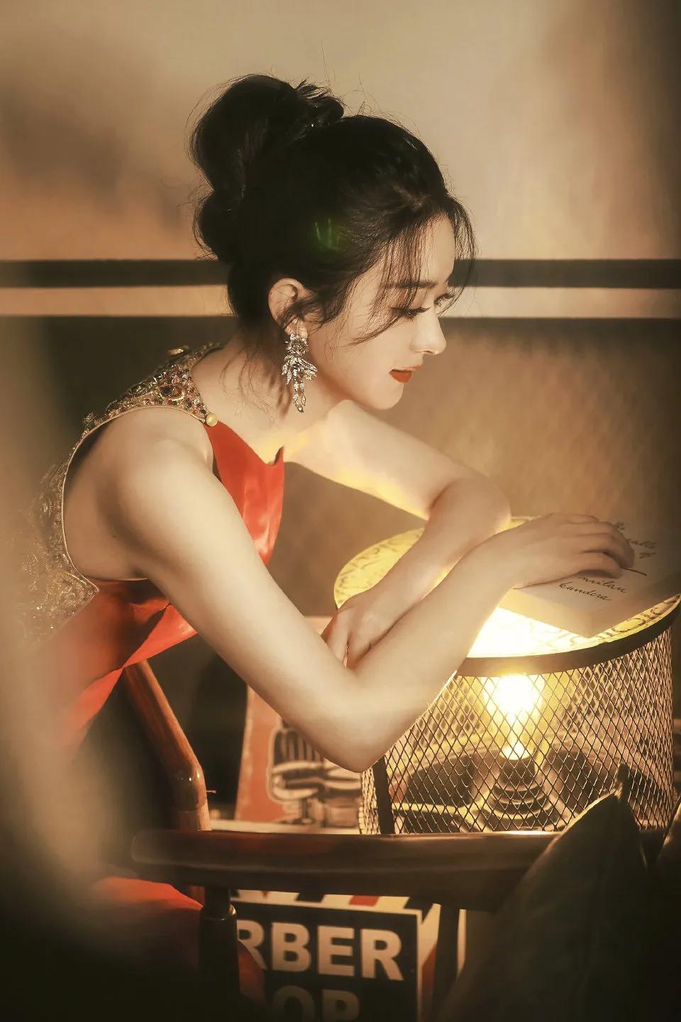 美图分享｜春风绕过发梢红纱｜赵丽颖