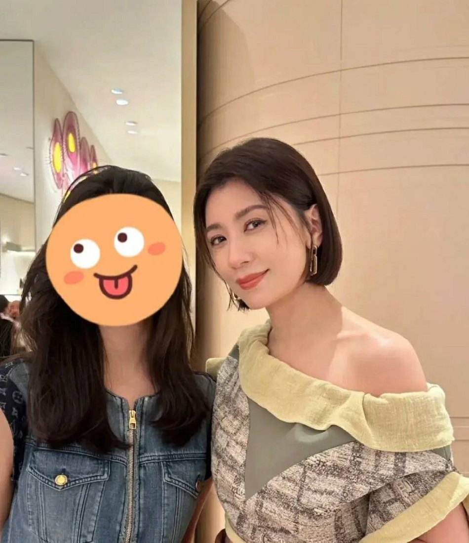 贾静雯晒与陈嘉桦同框,笑容甜美,被赞好闺蜜!
