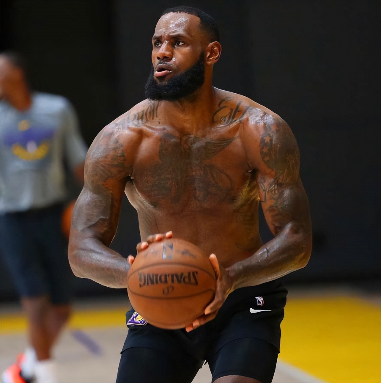 為什么nba的球員都有肌肉（為何詹姆斯的肌肉那么強(qiáng)，卻幾乎沒有胸肌和腹肌呢？）
