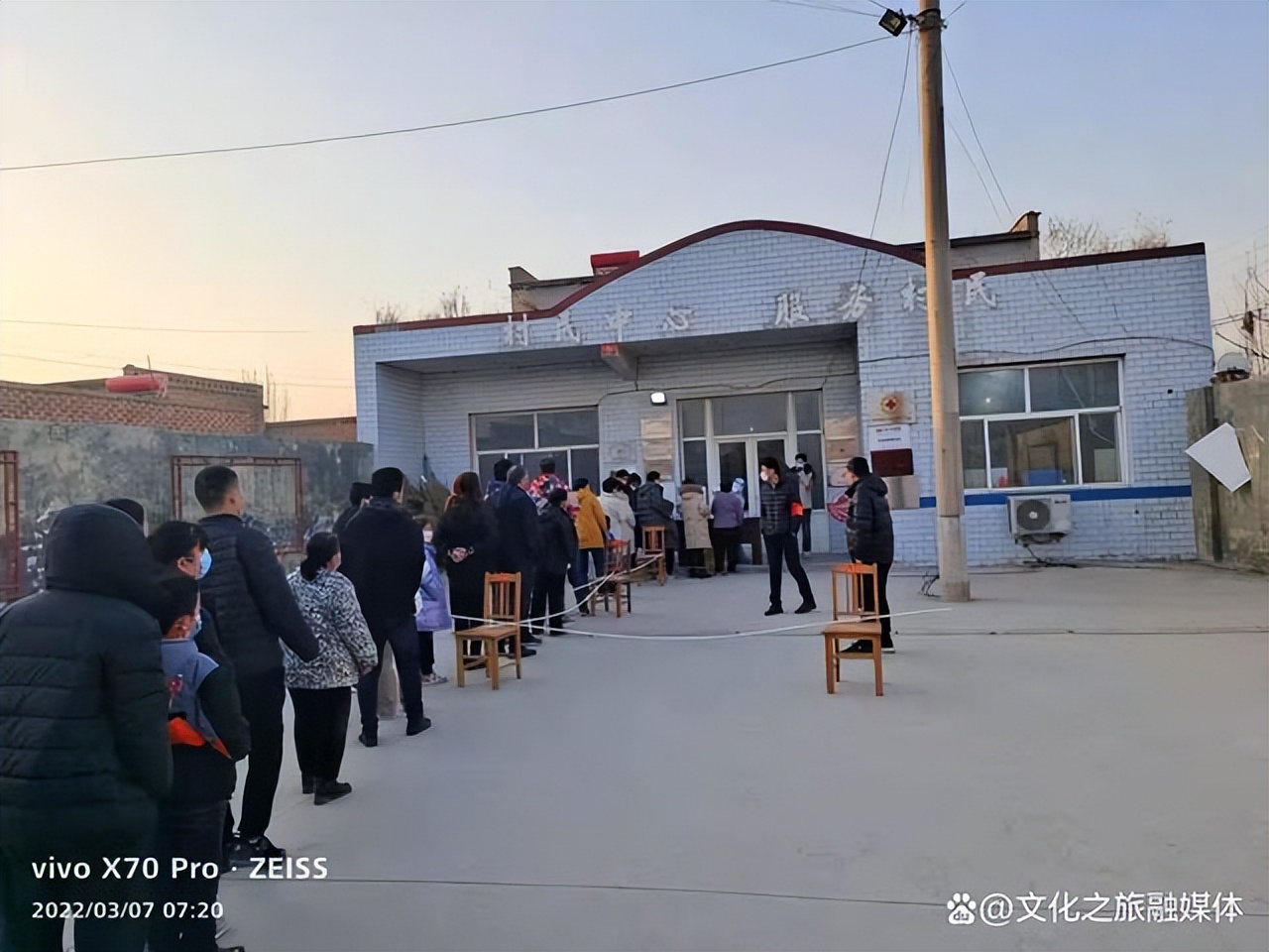 基层组织筑堡垒，抗疫一线党旗红