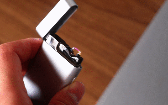 “新能源”打火机体验：高颜值无耗材，充电就能正常工作？