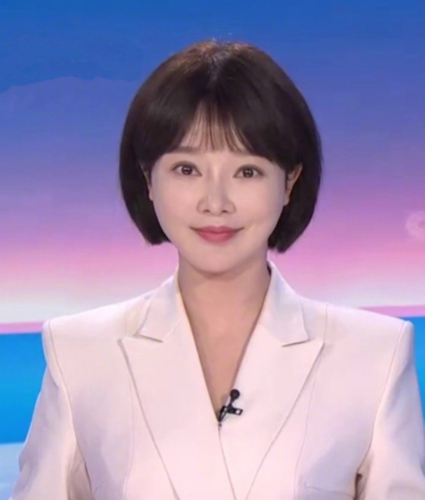 央视胡蝶:不顾一切闪婚大12岁的陆川,婚后生下一儿一女,幸福美满