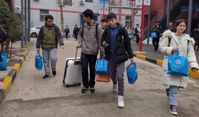 江苏当地再发通知！高校假期将一律延长，学生看完有些担忧