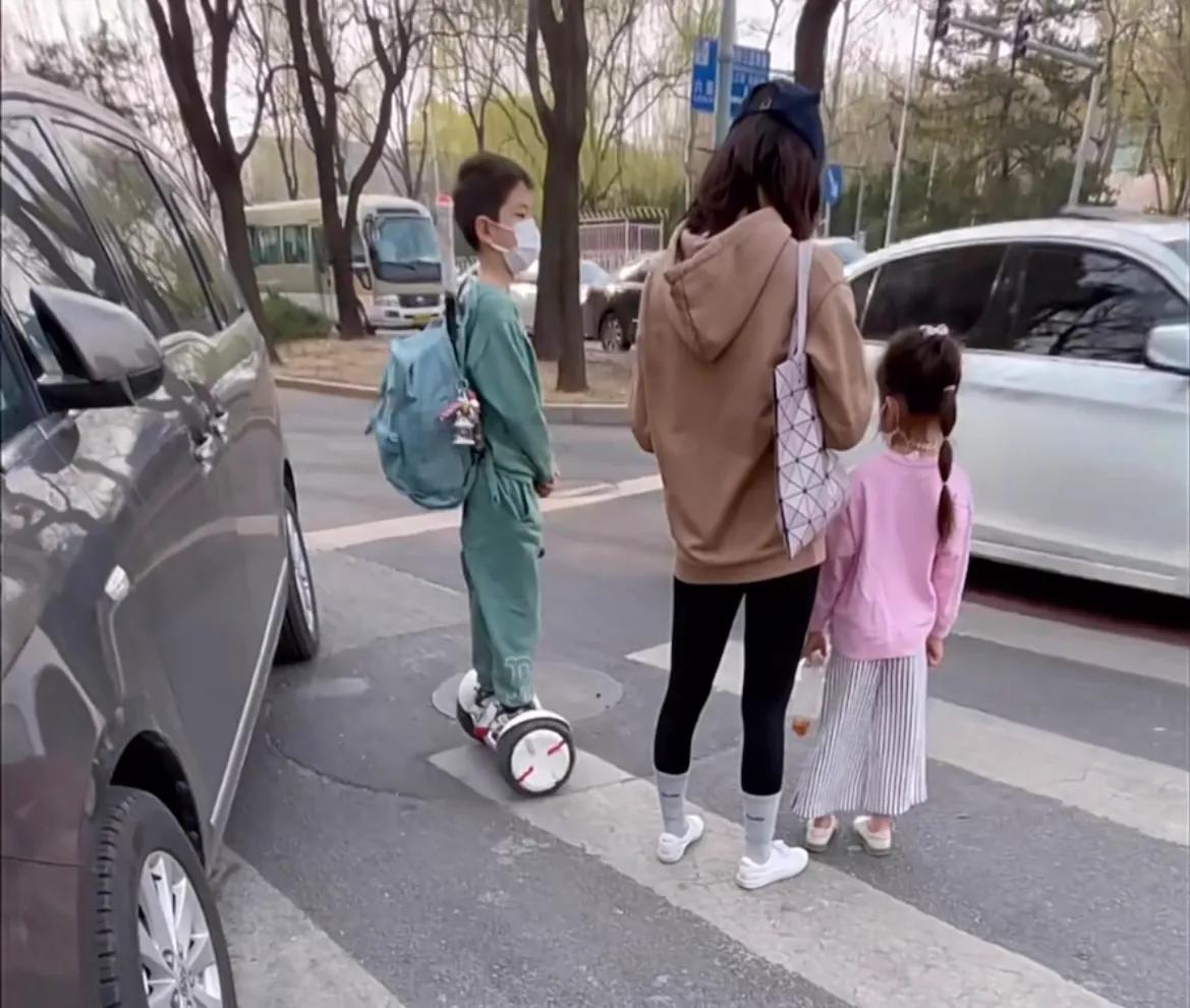 偶遇8岁嗯哼和“妹妹”街头等绿灯，背网球拍骑平衡车少年感满满