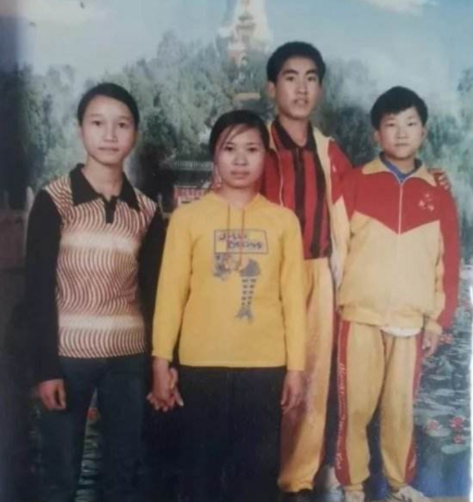 19岁背“疯母”千里求学，贵州第一孝子刘秀祥，后来成了副书记