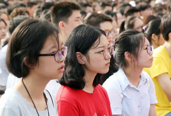 考生被清华录取，家长发朋友圈分享喜悦之情，收到的却是冷嘲热讽