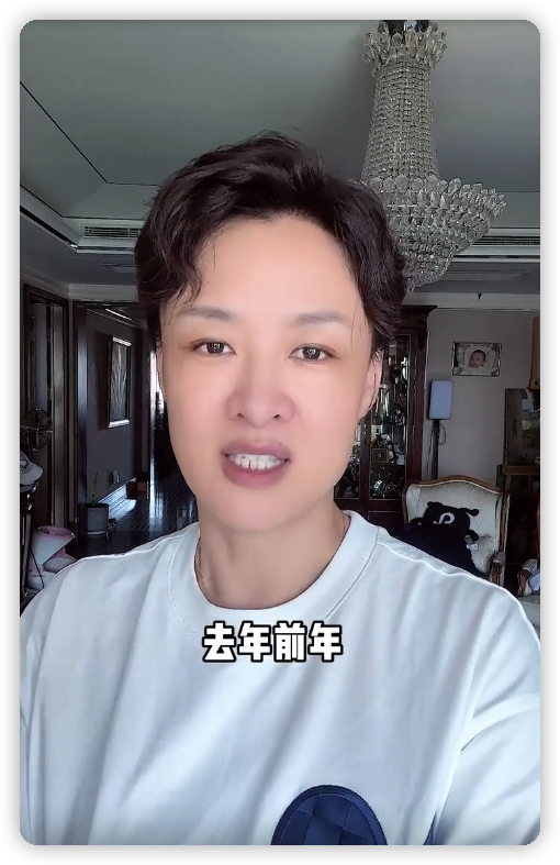 前央视主持李小萌去新疆，和女儿坐豪华房车太潇洒，网友感叹有钱