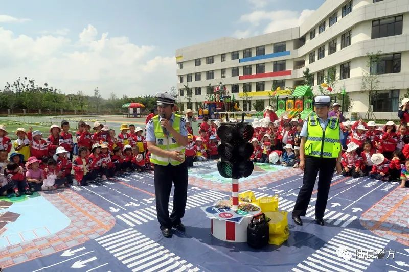 陆良县公安局为孩子们送上“六一”特别礼物