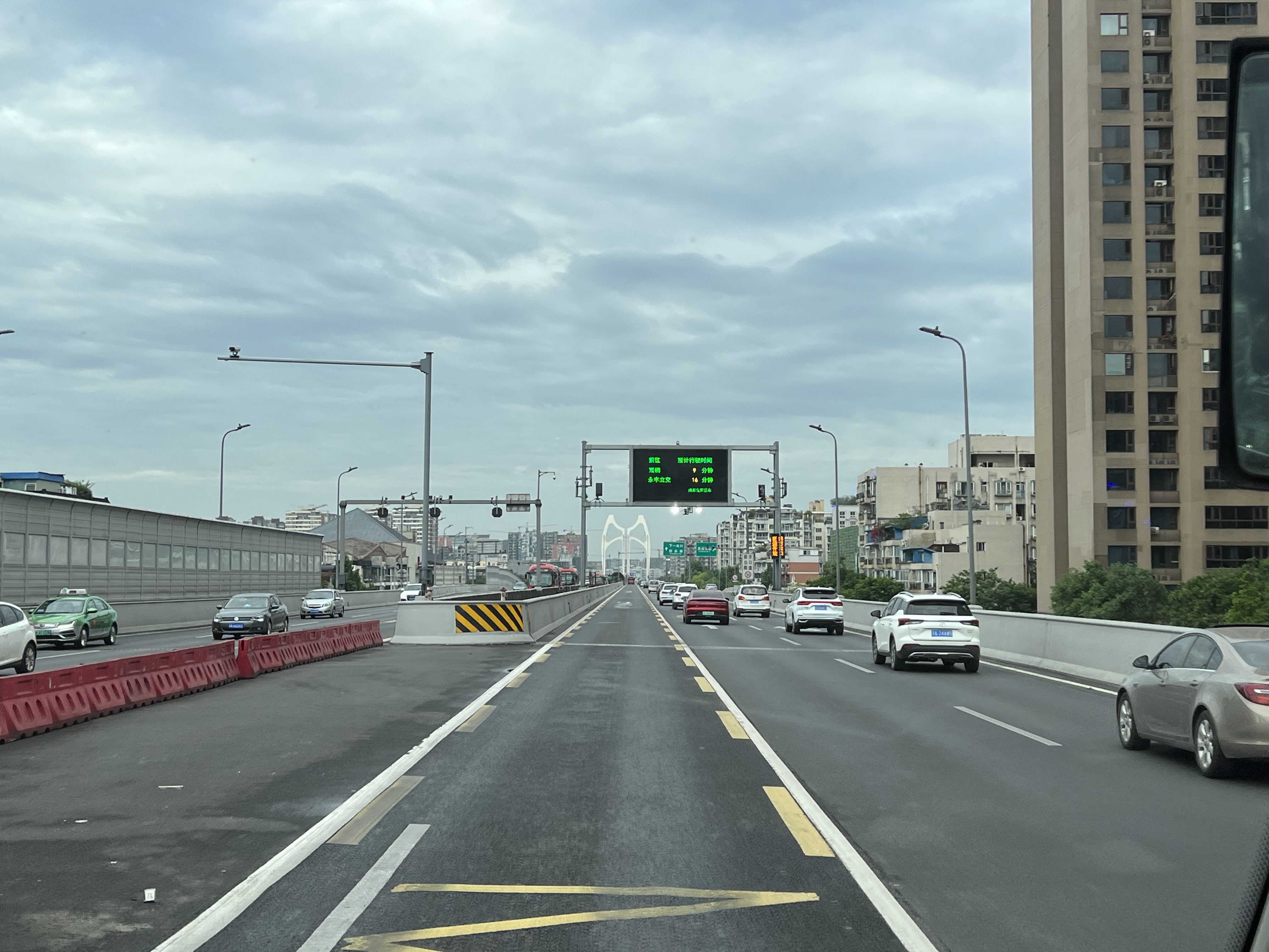 成都恢复限行首日 道路上私家车的数量明显减少