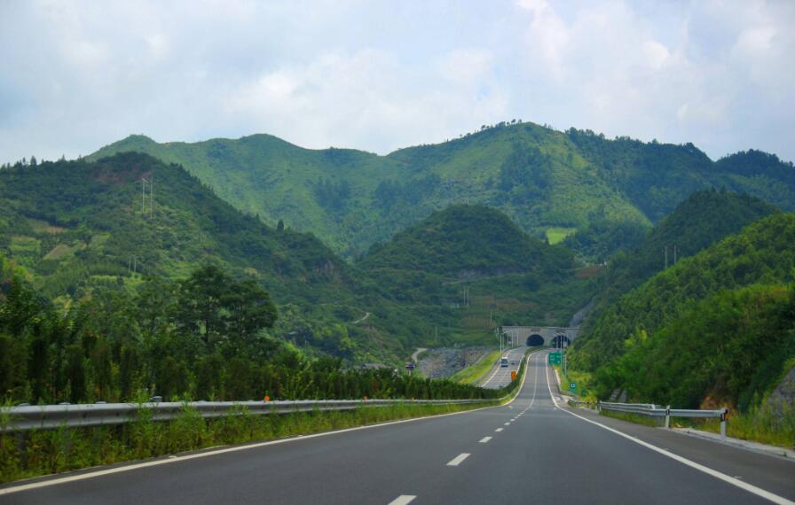 它是四川首条高海拔高原高速，同时是四川到青海的首条高速大通道