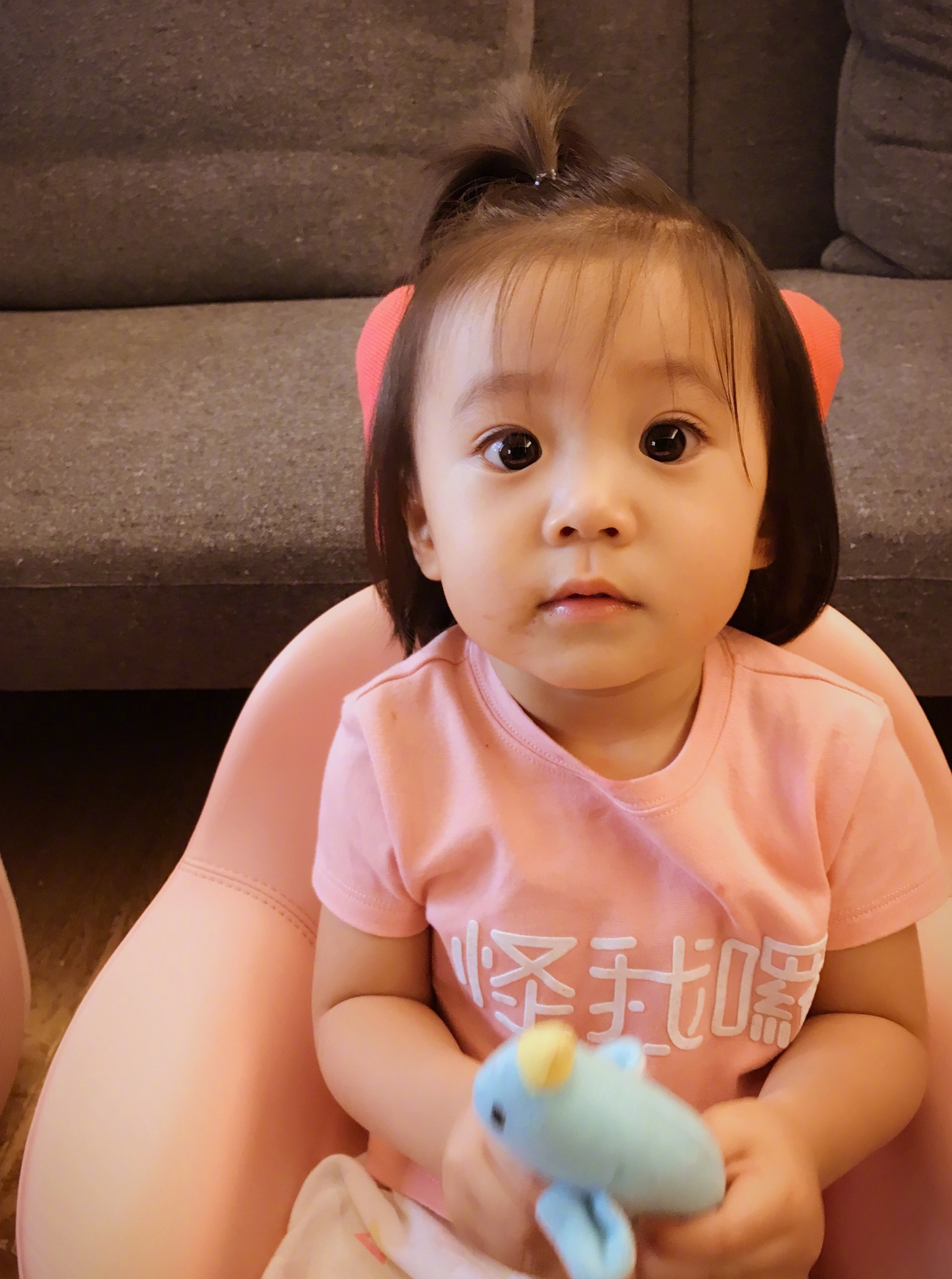 贾静雯春节分享全家福，两个女儿送祝福，波妞门牙脱落神态超喜感