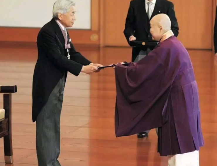 日本99岁尼姑，喝酒吃肉，一生风流，成为偶像觉得愧对中国