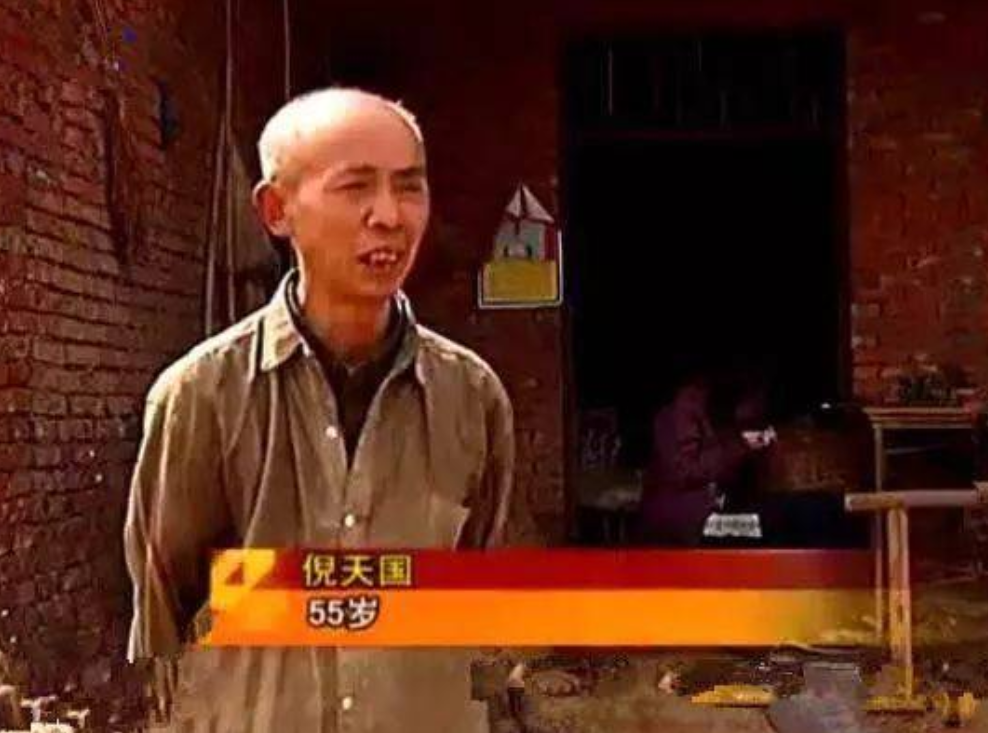 1995年，55岁老汉花120元买四川女大学生，两人跟牲口同住17年