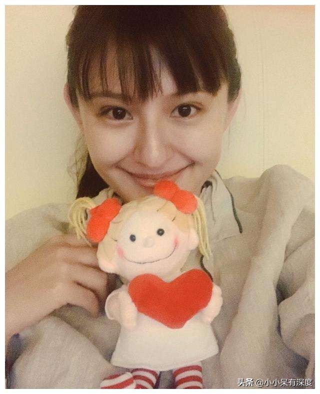 热依扎晒女儿近照，小家伙胖乎乎超可爱！她未提及孩子的亲生父亲