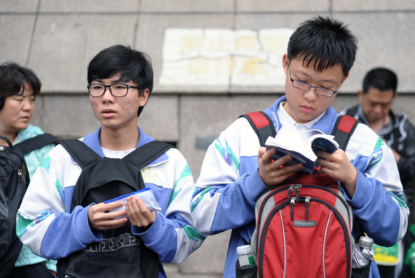 考生被清华录取，家长发朋友圈分享喜悦之情，收到的却是冷嘲热讽