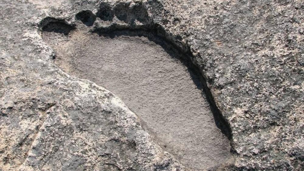 一,巨大的人类脚印